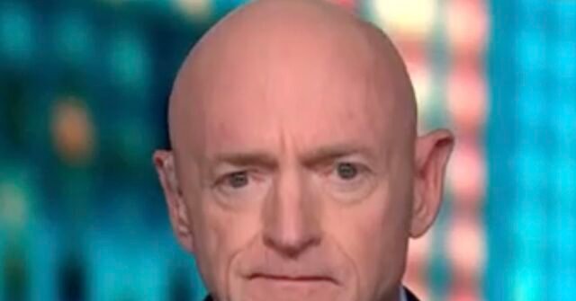 Mark Kelly: Donald Trump “sta rovinando questo Paese” Mark Kelly: Donald Trump “sta rovinando questo Paese”
