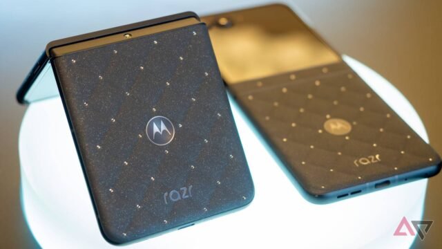 motorola-moto-razr-70-swarovski-back-hinge-open.jpg