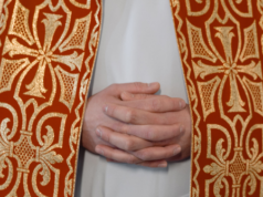 Un prete episcopale di New York dichiara che Gesù è “transgender”: se neghi questo, neghi la sua “divinità”