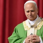 Papa Leone denuncia la “falsa compassione” del suicidio medicalmente assistito durante la visita in un ospedale francese