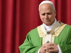 Papa Leone denuncia la “falsa compassione” del suicidio medicalmente assistito durante la visita in un ospedale francese