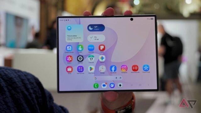 samsung-galaxy-z-fold-8-open-screen.JPG