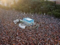Decine di migliaia di persone invadono le strade per protestare contro la crisi al confine con la Spagna