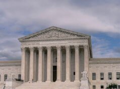 Trump chiede alla Corte Suprema di riavviare le deportazioni verso “paesi terzi sicuri”