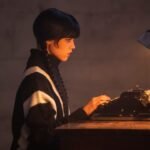 La terza stagione di “Wednesday” conclude la produzione con una nuova e lunatica immagine di Jenna Ortega