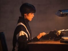 La terza stagione di “Wednesday” conclude la produzione con una nuova e lunatica immagine di Jenna Ortega
