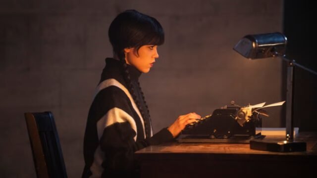 La terza stagione di “Wednesday” conclude la produzione con una nuova e lunatica immagine di Jenna Ortega