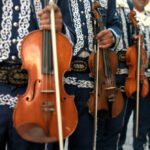 GUARDA: La banda Mariachi esegue l’inno nazionale prima del calcio del lunedì sera come parte del mese del patrimonio latino
