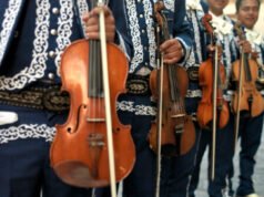 GUARDA: La banda Mariachi esegue l’inno nazionale prima del calcio del lunedì sera come parte del mese del patrimonio latino