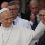 Papa Leone esce senza aiuto dall’ospedale di Roma quattro giorni dopo un intervento chirurgico per un cancro ai polmoni