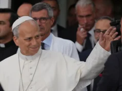 Papa Leone esce senza aiuto dall’ospedale di Roma quattro giorni dopo un intervento chirurgico per un cancro ai polmoni