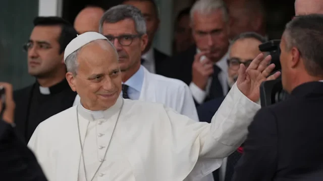 Papa Leone esce senza aiuto dall’ospedale di Roma quattro giorni dopo un intervento chirurgico per un cancro ai polmoni Papa Leone esce senza aiuto dall’ospedale di Roma quattro giorni dopo un intervento chirurgico per un cancro ai polmoni