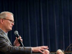 Il dem del Kansas Adam Hamilton ha detto che si sarebbe unito ai manifestanti dell’ICE
