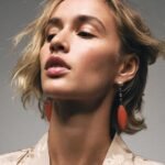 Come capire se i tuoi vestiti fanno sembrare vecchio il tuo viso…compresi i colori sbiaditi che le donne di mezza età devono smettere di indossare – e sei trucchi per radere via gli anni: SHANE WATSON