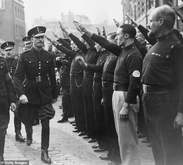 I gruppi filo-israeliani hanno detto che “non sono i benvenuti” durante la marcia per ricordare la battaglia delle camicie nere di East London I gruppi filo-israeliani hanno detto che “non sono i benvenuti” durante la marcia per ricordare la battaglia delle camicie nere di East London