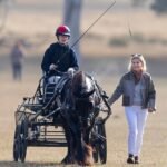 Lady Louise prende il volante! La nipote di King, 22 anni, guida la sua Land Rover al Windsor Great Park mentre l’orgogliosa madre Sophie si unisce a lei all’ultimo incontro della stagione di guida in carrozza