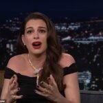Anne Hathaway si scusa per il momento “orribile” in cui ha fatto incontrare i fotografi sul tappeto rosso alla première di Verity e dice che era in “modalità mamma”