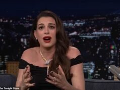 Anne Hathaway si scusa per il momento “orribile” in cui ha fatto incontrare i fotografi sul tappeto rosso alla première di Verity e dice che era in “modalità mamma”
