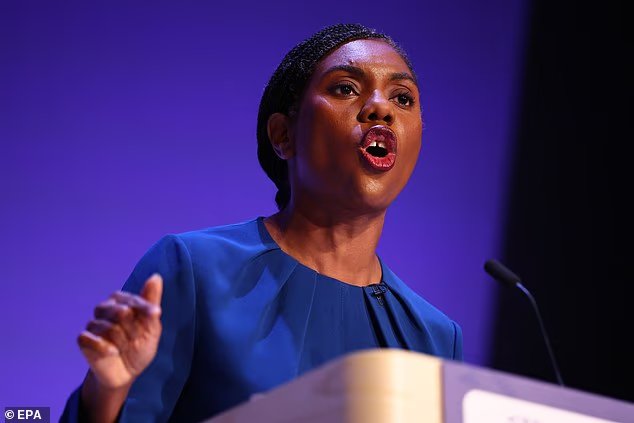 Non ditemi che non sono britannica: la signora Badenoch dà entrambi i colpi alla riforma per “cercare di riportare indietro il Regno Unito” Non ditemi che non sono britannica: la signora Badenoch dà entrambi i colpi alla riforma per “cercare di riportare indietro il Regno Unito”