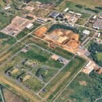 Due cittadini lettoni vengono arrestati per violazione di domicilio dopo aver “sfondato la recinzione perimetrale” della base della RAF utilizzata dall’intelligence militare statunitense – come lancio di un’indagine antiterrorismo da parte della polizia