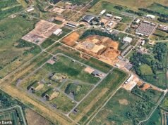 Due cittadini lettoni vengono arrestati per violazione di domicilio dopo aver “sfondato la recinzione perimetrale” della base della RAF utilizzata dall’intelligence militare statunitense – come lancio di un’indagine antiterrorismo da parte della polizia