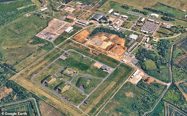 Due cittadini lettoni vengono arrestati per violazione di domicilio dopo aver “sfondato la recinzione perimetrale” della base della RAF utilizzata dall’intelligence militare statunitense – come lancio di un’indagine antiterrorismo da parte della polizia Due cittadini lettoni vengono arrestati per violazione di domicilio dopo aver “sfondato la recinzione perimetrale” della base della RAF utilizzata dall’intelligence militare statunitense – come lancio di un’indagine antiterrorismo da parte della polizia