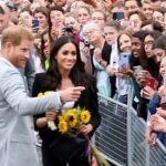 Momento imbarazzante: Harry ha assunto il ruolo di assistente reale con in mano i fiori di Meghan durante la loro prima passeggiata reale ufficiale a Nottingham