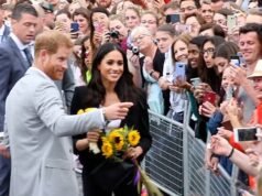 Momento imbarazzante: Harry ha assunto il ruolo di assistente reale con in mano i fiori di Meghan durante la loro prima passeggiata reale ufficiale a Nottingham