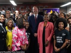 Il principe William “sbalordito” dai giovani studiosi neri in visita di beneficenza con The Amos Bursary