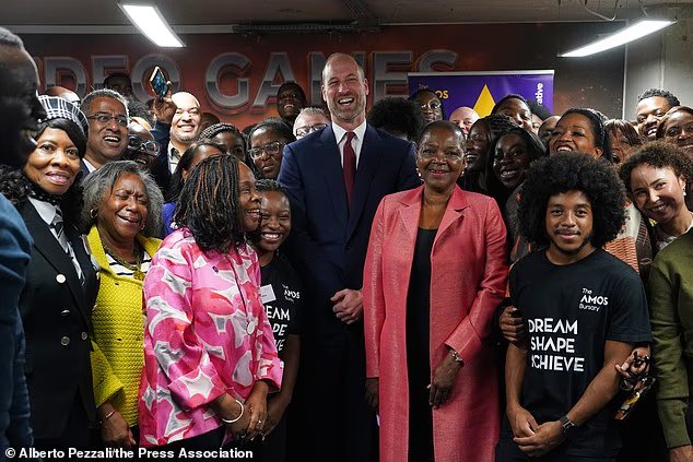 Il principe William “sbalordito” dai giovani studiosi neri in visita di beneficenza con The Amos Bursary Il principe William “sbalordito” dai giovani studiosi neri in visita di beneficenza con The Amos Bursary