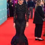 Rita Ora ruba la scena con un eccentrico abito di pizzo nero e un enorme copricapo mentre sostiene il marito Taika Waititi e la star Jenna Ortega alla première di Klara And The Sun