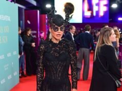 Rita Ora ruba la scena con un eccentrico abito di pizzo nero e un enorme copricapo mentre sostiene il marito Taika Waititi e la star Jenna Ortega alla première di Klara And The Sun