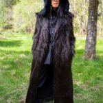 I fan di Celebrity Traitors sono rimasti isterici per il bizzarro outfit da “Chewbacca” di Claudia Winkleman mentre sfoggia un enorme cappotto di pelliccia sintetica e un cappello per la missione della “parata della morte”
