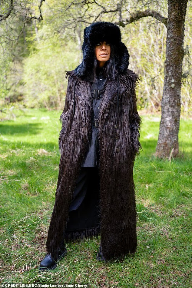 I fan di Celebrity Traitors sono rimasti isterici per il bizzarro outfit da “Chewbacca” di Claudia Winkleman mentre sfoggia un enorme cappotto di pelliccia sintetica e un cappello per la missione della “parata della morte” I fan di Celebrity Traitors sono rimasti isterici per il bizzarro outfit da “Chewbacca” di Claudia Winkleman mentre sfoggia un enorme cappotto di pelliccia sintetica e un cappello per la missione della “parata della morte”