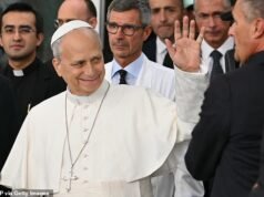 Papa Leone, 71 anni, è tutto sorridente mentre lascia l’ospedale dopo un intervento chirurgico per un cancro ai polmoni