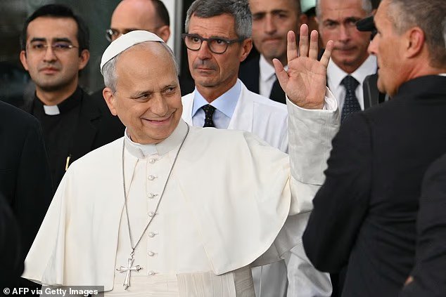 Papa Leone, 71 anni, è tutto sorridente mentre lascia l’ospedale dopo un intervento chirurgico per un cancro ai polmoni Papa Leone, 71 anni, è tutto sorridente mentre lascia l’ospedale dopo un intervento chirurgico per un cancro ai polmoni