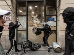 L’Europa è nel caos con le strade in Francia di nuovo in fiamme e i negozi di lusso saccheggiati mentre Macron invita alla calma – mentre il caos si diffonde a Milano per la seconda notte