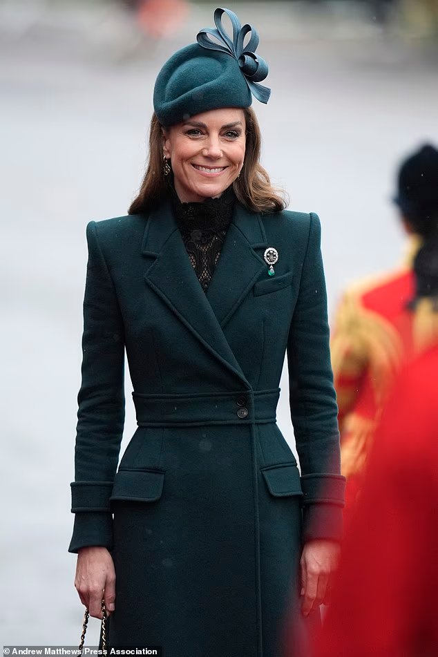 Kate sorride raggiante mentre si unisce a William, Charles e Camilla nell’ospitare il Sultano dell’Oman in visita di Stato nel Regno Unito Kate sorride raggiante mentre si unisce a William, Charles e Camilla nell’ospitare il Sultano dell’Oman in visita di Stato nel Regno Unito