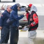 Harry Styles appare irritato mentre viene pedinato da un cacciatore di autografi durante una passeggiata tranquilla a New York City