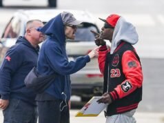 Harry Styles appare irritato mentre viene pedinato da un cacciatore di autografi durante una passeggiata tranquilla a New York City