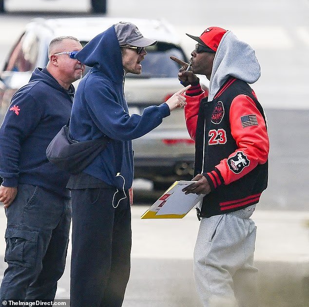 Harry Styles appare irritato mentre viene pedinato da un cacciatore di autografi durante una passeggiata tranquilla a New York City Harry Styles appare irritato mentre viene pedinato da un cacciatore di autografi durante una passeggiata tranquilla a New York City
