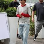 La star degli One Direction Louis Tomlinson fa una figura molto casual mentre fa una crociera nel porto di Sydney dopo essere arrivato in Australia per il tour australiano