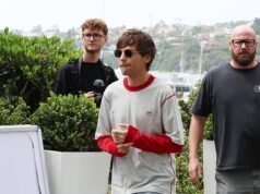 La star degli One Direction Louis Tomlinson fa una figura molto casual mentre fa una crociera nel porto di Sydney dopo essere arrivato in Australia per il tour australiano