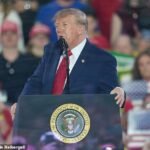 Trump si aspetta che Ilhan Omar si dimetta per aver usato un “nome falso” mentre dice al presidente che ha “ceduto il posto”