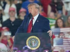 Trump si aspetta che Ilhan Omar si dimetta per aver usato un “nome falso” mentre dice al presidente che ha “ceduto il posto”