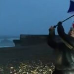 Il giornalista televisivo con l’ombrello in mano viene quasi spazzato via dalla tempesta Austen mentre i presentatori vengono colpiti da venti a 80 miglia all’ora