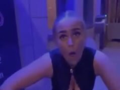 Momento scioccante La cassiera di Asda imita una scimmia e scaglia vili insulti razzisti contro il buttafuori nero di un nightclub