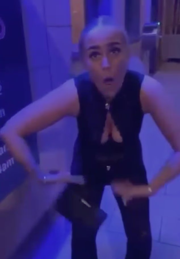 Momento scioccante La cassiera di Asda imita una scimmia e scaglia vili insulti razzisti contro il buttafuori nero di un nightclub Momento scioccante La cassiera di Asda imita una scimmia e scaglia vili insulti razzisti contro il buttafuori nero di un nightclub