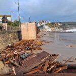La tempesta Boelo colpisce il Regno Unito un giorno dopo la tempesta Austen: venti a 80 miglia orarie colpiscono traghetti e treni con più case che devono affrontare interruzioni di corrente mentre il Met Office emette un raro allarme color ambra