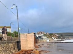 La tempesta Boelo colpisce il Regno Unito un giorno dopo la tempesta Austen: venti a 80 miglia orarie colpiscono traghetti e treni con più case che devono affrontare interruzioni di corrente mentre il Met Office emette un raro allarme color ambra